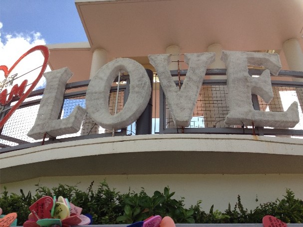 恋人岬。展望台を下から撮影。