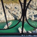 雲の上テラスから見る祖谷川。川下りのお客様が見える写真