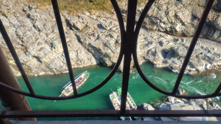 雲の上テラスから見る祖谷川。川下りのお客様が見える写真